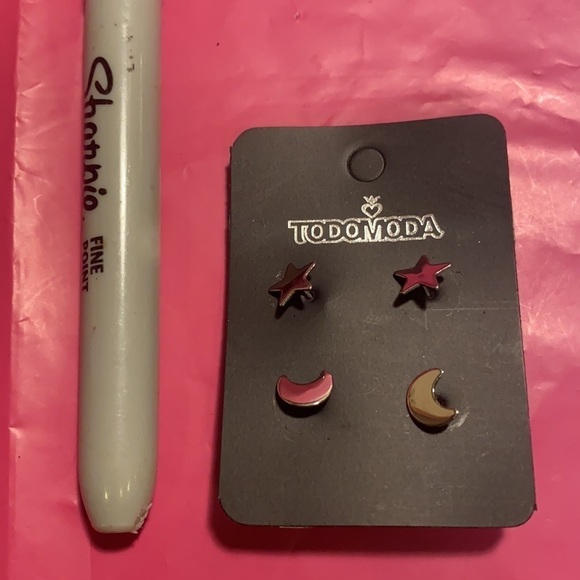 3/$20.  Two pairs Todomoda Earrings - Picture 4 of 4